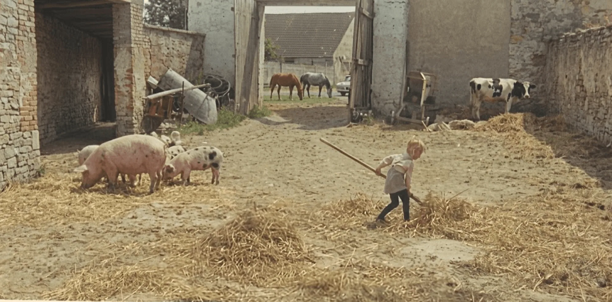 Dieťa s vidlami na farme, stará fotografia